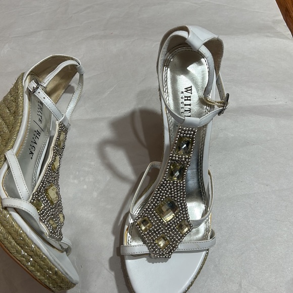 WHITE HOUSE BLACK MARKET RHINSTONED WEDGE SANDALS IN WHITE SIZE 7.5 m - Picture 4 of 7